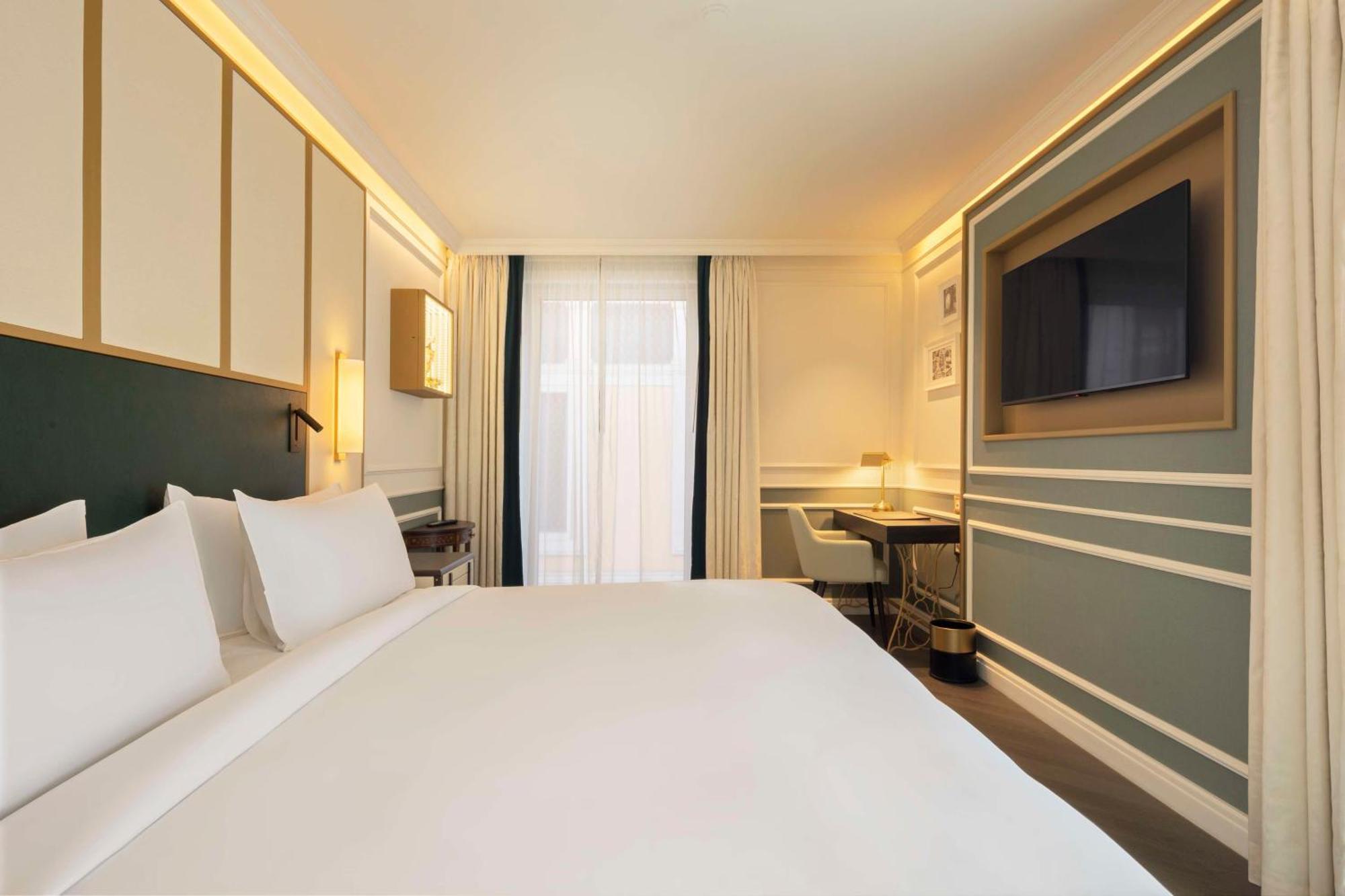 Premium Corner King Room